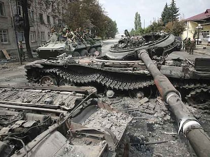 Soldados rusos patrullan las calles de Tsjinvali a bordo de un blindado entre los restos de tanques georgianos destrozados.