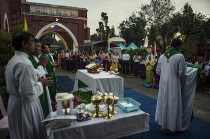 Curas católcos durante una misa por la mañana en la iglesia de San Francisco de Asis en Yangon.