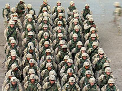 Soldados del 1º de Caballería asisten al izado de la bandera iraquí en una base militar.