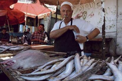 Un pescadero, en un puesto callejero en un mercado de Gaza.