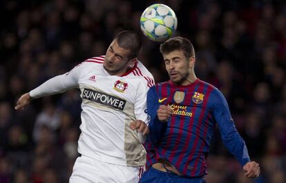 Gerard Piqué lucha por un balón con el jugador del Bayer Leverkusen Eren Derdiyok.