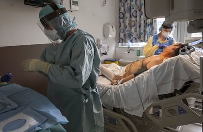 Sanitarios atienden a un paciente en la UCI de un hospital de la ciudad belga de Namur.