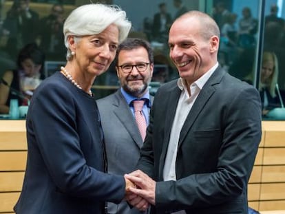 La directora gerente del FMI, Christine Lagarde, y el ministro de Finanzas griego, Yanis Varoufakis, este jueves en Bruselas. 