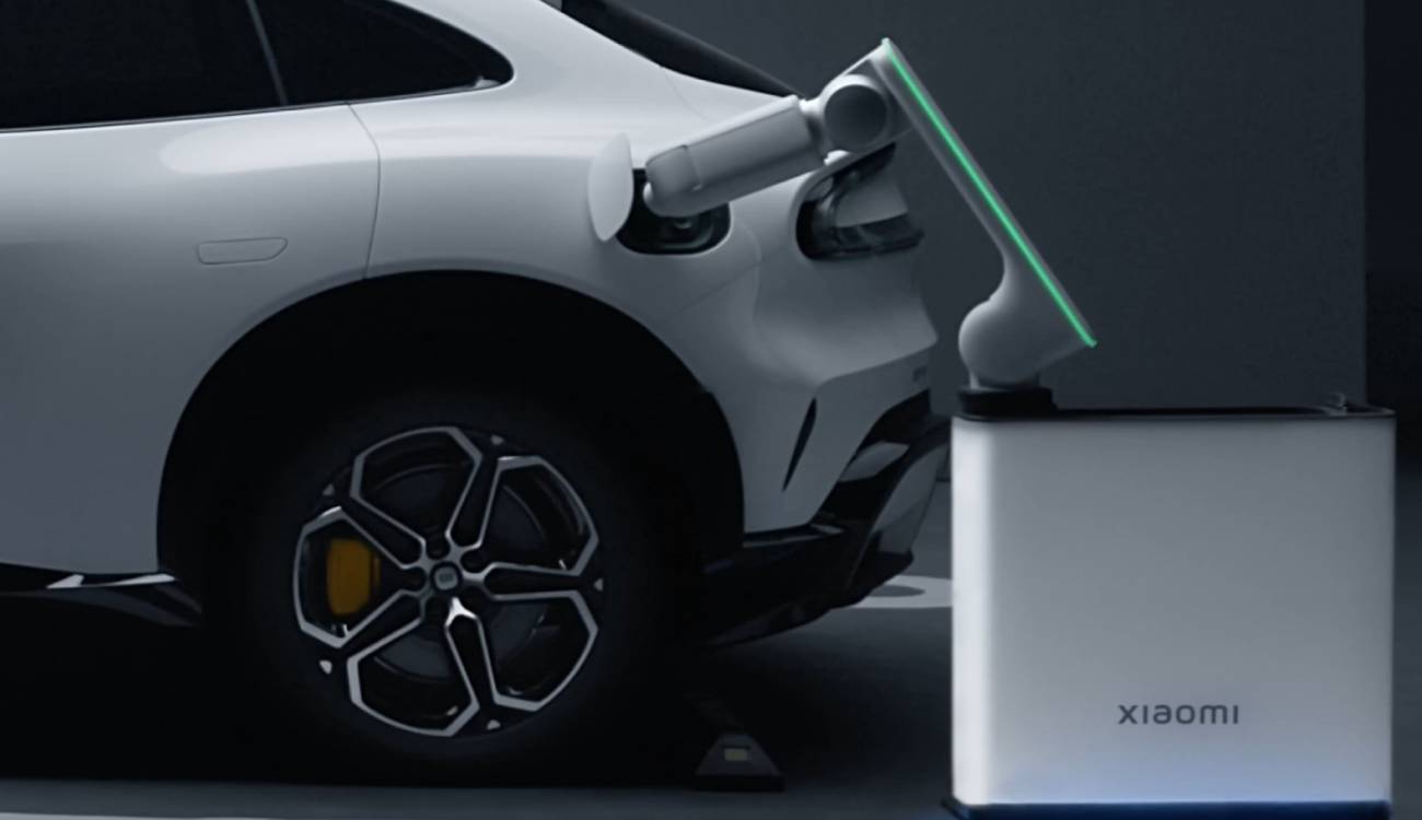 Xiaomi presenta un brazo robótico que enchufa y desenchufa tu coche eléctrico sin que tengas que tocar nada