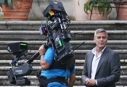 Clooney, en pleno rodaje de un nuevo anuncio de la marca de caf&eacute; de la que es imagen, el pasado agosto en Italia.