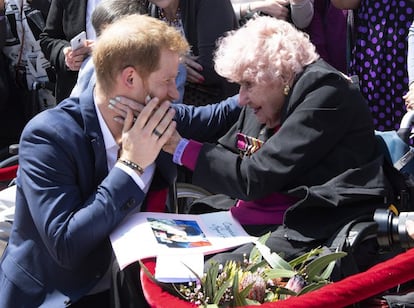 El príncipe Enrique ha estado en diversas ocasiones en Australia y, además de a sus gobernantes, conoce personalmente a algunos de sus habitantes. Es el caso de Dafney Dunne, de 97 años, a la que saludó (como ha hecho en otras visitas) cariñosamente en Sídney, Australia, en un paseo por los alrededores de la Ópera de la ciudad.