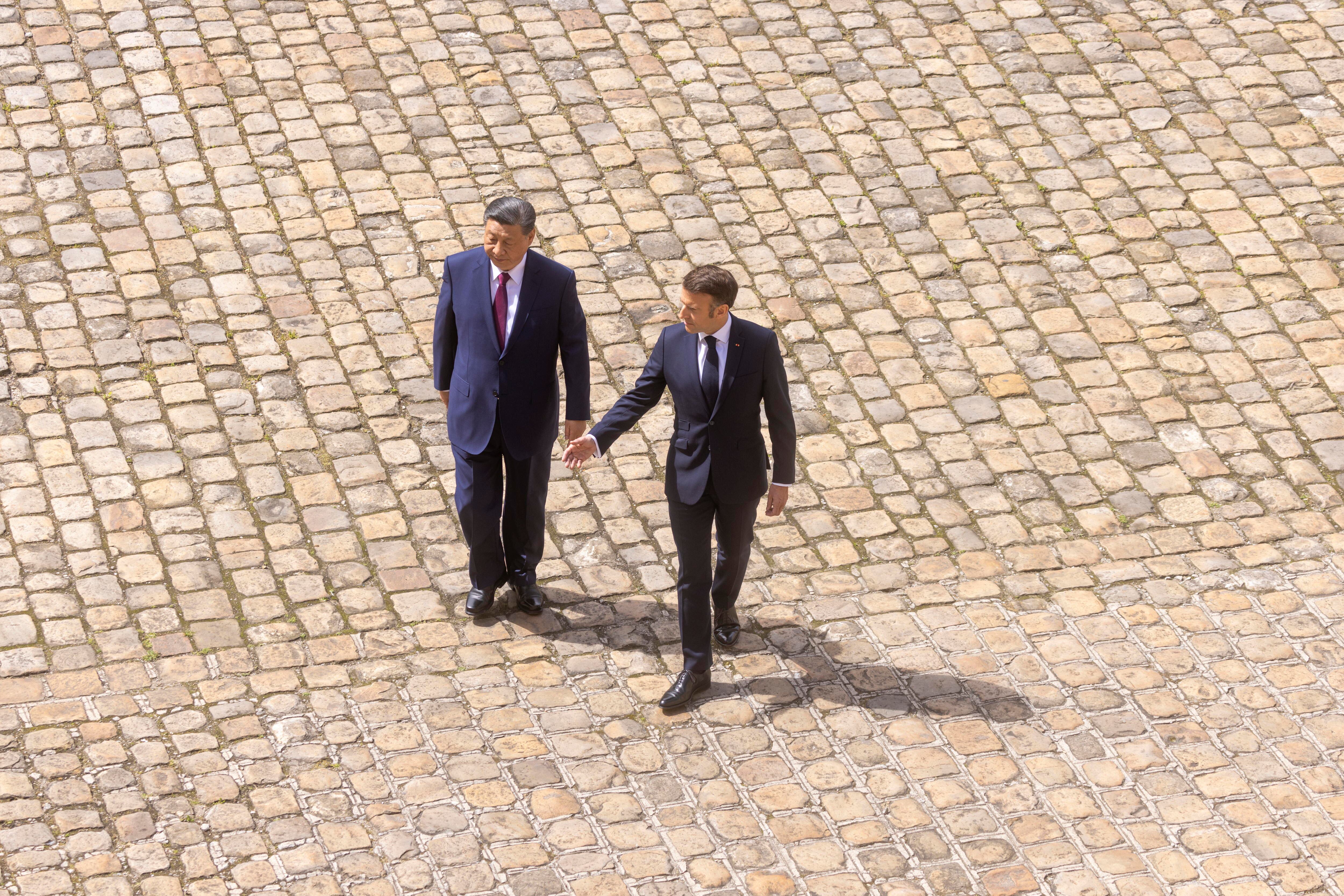 El presidente de China, Xi Jinping, y el presidente de Francia, Emmanuel Macron, durante la ceremonia oficial de bienvenida, este lunes en París.