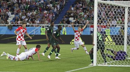 Etebo, de Nigeria, marca en propia puerta.