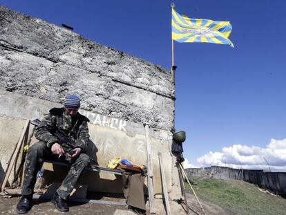 Un soldado ucranio en la base de Belbek, en Sebastopol (Crimea).