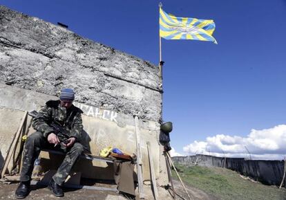 Un soldado ucranio en la base de Belbek, en Sebastopol (Crimea).