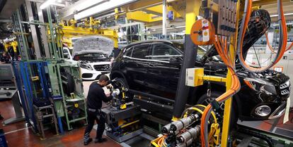 Un trabajador en una fábrica de coches.
 