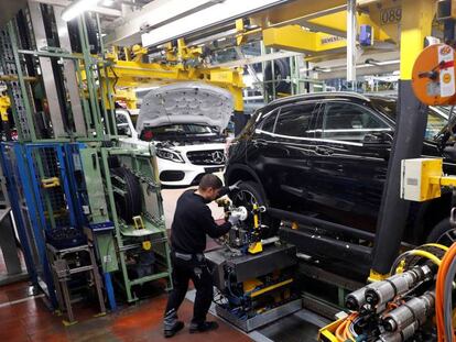 Un trabajador en una fábrica de coches.
 