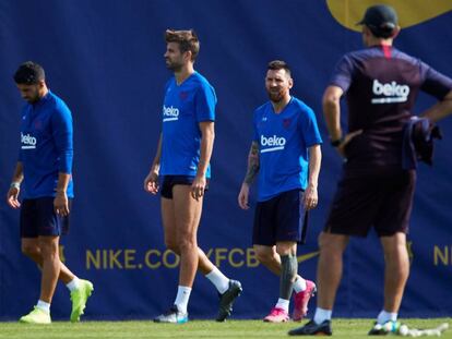 Suárez, Piqué, Messi y Valverde, en el entrenamiento previo al Barça-Villarreal.