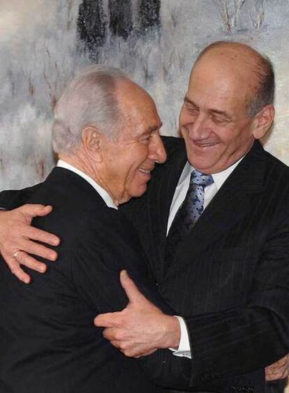 Peres (izquierda) recibe la felicitación de Olmert tras ser designado presidente de Israel.