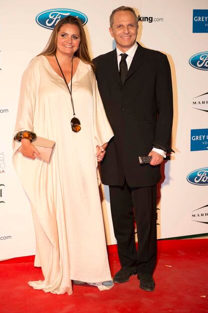 Miguel Bosé acudió junto a Sandra García.