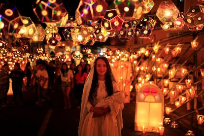  Una niña disfrazada de Vírgen María posa durante el Festival de la Lintera, celebrado en la víspera de la Natividad e la Vírgen María, en Ahuachapán (El Salvador). 