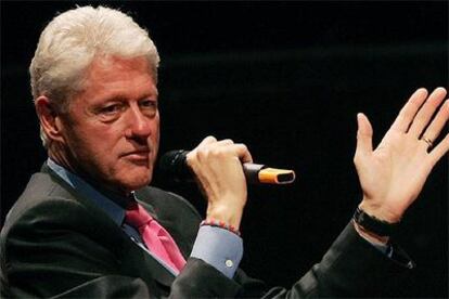 Bill Clinton parecía más un cantante que un conferenciante durante su comparecencia en Berna.

Lord Douro entrega el galardón a Germán Sánchez Ruipérez.