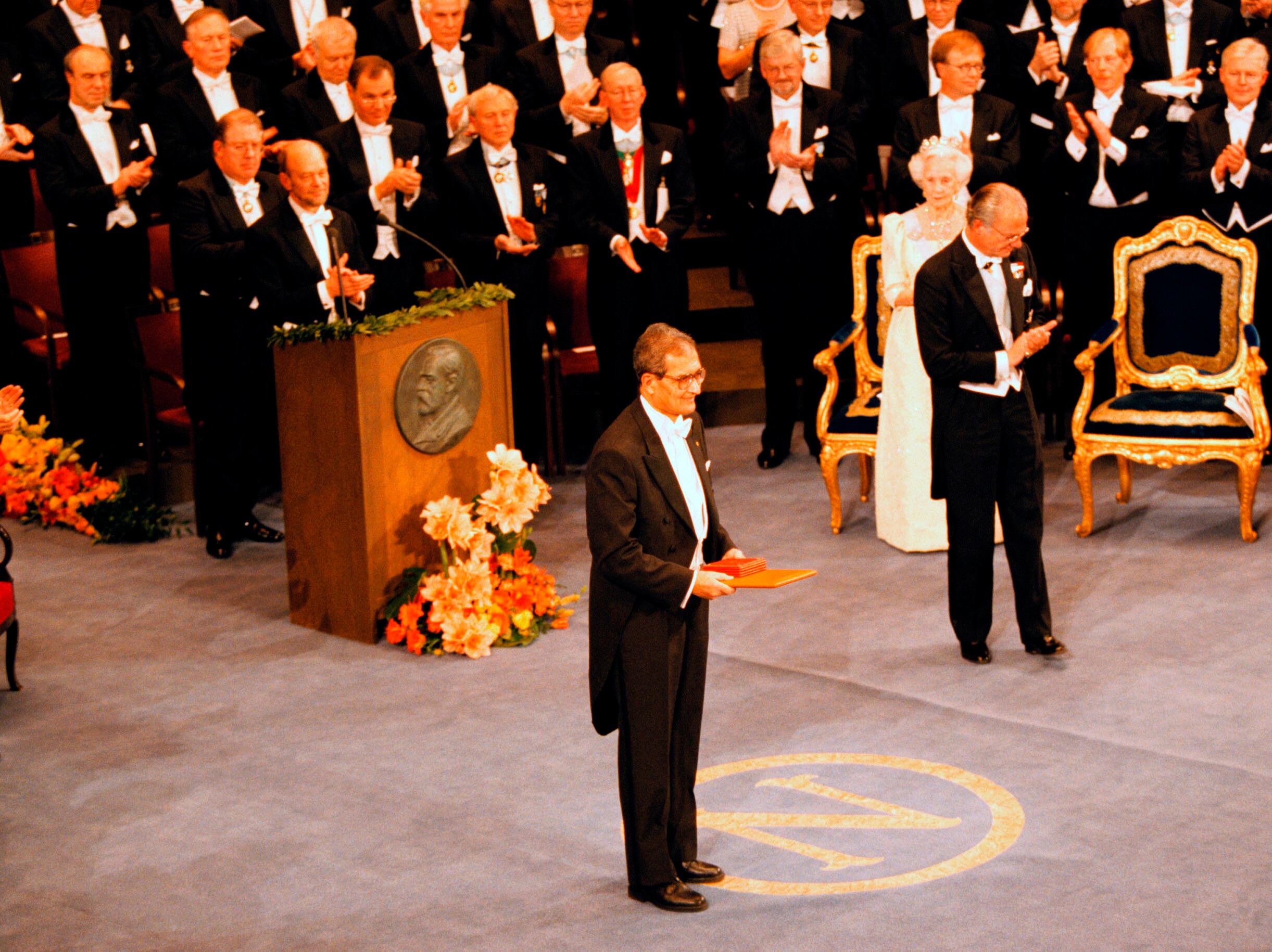 Sen recibe el Nobel de Economía en 1998.