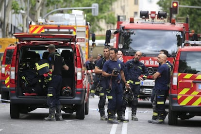 Varios bomberos durante un descanso.