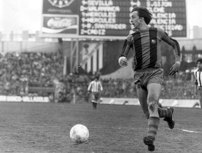 Johan Cruyff durante un partido de fútbol entre el FC Barcelona y el Atlético de Madrid, disputado en el estadio Vicente Calderón, en la temporada 76/ 77.