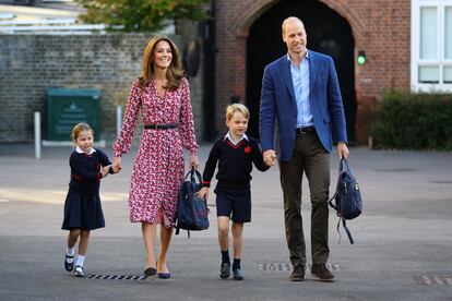 Kate Middleton y el príncipe Guillermo acompañan a sus hijos, Jorge y Carlota, en su primer día de colegio en 2019.
