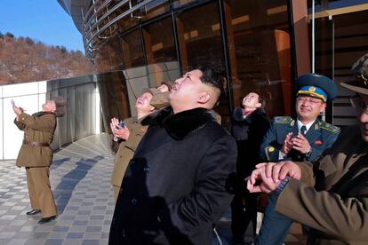Imagen difundida por la agencia oficial coreana que muestra a Kim Jong-un en el lanzamiento de un misil de largo alcance en febrero de 2017.