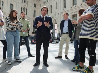 El alcalde de Madrid, José Luis Martinez Almeida, conversa con varios periodistas durante una pausa del pleno del Ayuntamiento de Madrid.