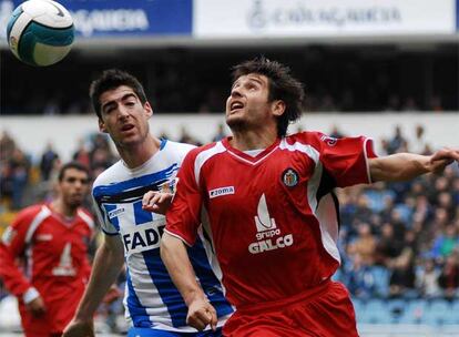 Arizmendi y Paredes pelean por el balón.