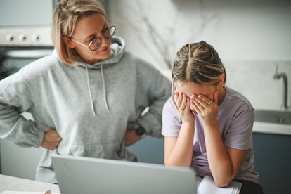 Según explica Sara Desirée Ruiz, una de las claves para lograr un entorno seguro en casa reside en el ejemplo que transmiten los padres a la hora de regular las emociones de forma tranquila.