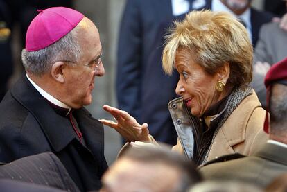 La entonces vicepresidenta del Gobierno María Teresa Fernández de la Vega charla con el arzobispo de Valencia, Carlos Osoro, en el acto institucional celebrado por la Delegación del Gobierno en Valencia con motivo del Día de la Constitución de 2009.  De la Vega ha sido el rostro del Gobierno cuando las relaciones del Ejecutivo con la Iglesia católica han atravesado momentos difíciles, como durante la promulgación de la ley de matrimonio homosexual o la reforma de la ley del aborto.