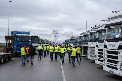 Un grupo de camioneros, durante la protesta de los transportistas en Madrid.