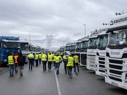 Un grupo de camioneros, durante la protesta de los transportistas en Madrid.