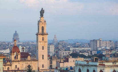 Vista de la Iglesia y Convento de Nuestra Senora del Carmen (a la izquierda), en La Habana.