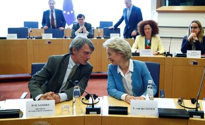 Von der Leyen conversa con el presidente de la Eurocámara, David Sassoli.