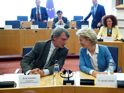 Von der Leyen conversa con el presidente de la Eurocámara, David Sassoli.