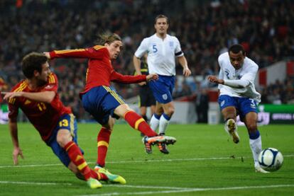 Torres remata a puerta, en presencia de Mata, mientras Cole intenta obstaculizar el lanzamiento.