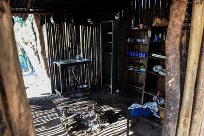 Cozinha comunitária de Maricá. Os indígenas são quase autossuficientes em relação à alimentação: plantam mandioca, batata e milho; também criam alguns animais.