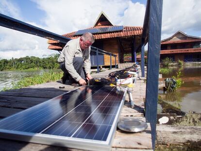 Un científico australiano trabaja en la Posada Uacarí –un hotel flotante sobre un río amazónico– en un sistema de energía solar para permitir que el Providence capte y emita vídeo y audio de la selva.
