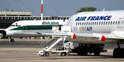 Aviones de Alitalia y Air France, en el aeropuerto italiano de Fiumicino. EFE/Archivo