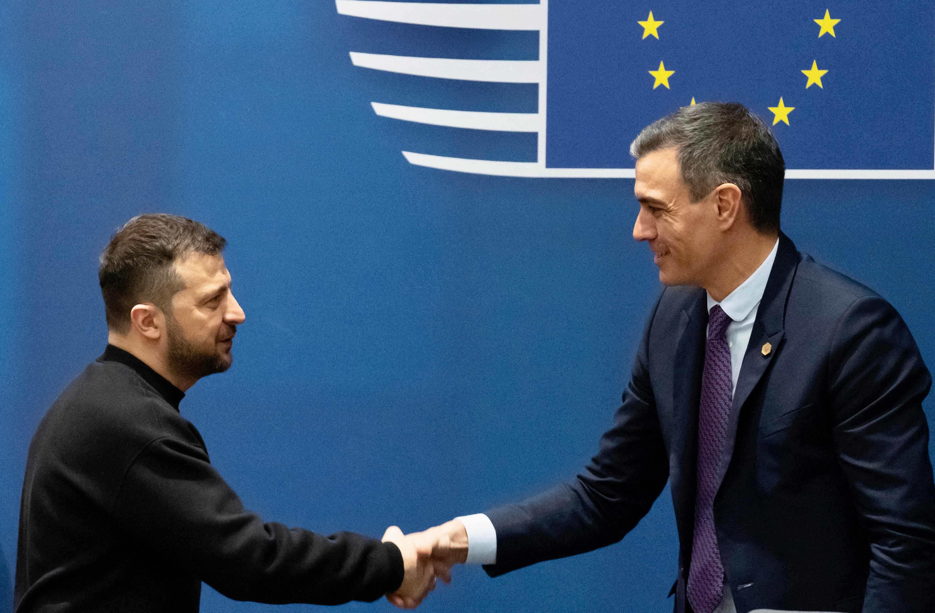 Zelenski y Sánchez, en una reunión de la Cumbre Europea, en Bruselas en febrero de 2023. 