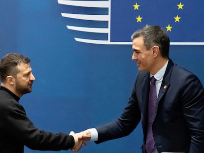 El presidente ucranio, Volodímir Zelenski, estrecha la mano del presidente del Gobierno español, Pedro Sánchez, este jueves en Bruselas.