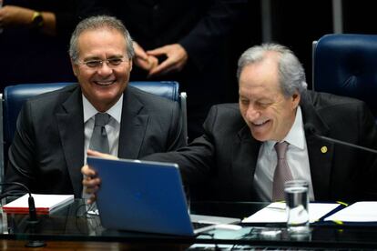 O presidente do Senado, Renan Calheiros, ao lado de Ricardo Lewandowski, presidente do STF e responsável pelo julgamento de Dilma Rousseff no Congresso, neste quinto dia de júri.