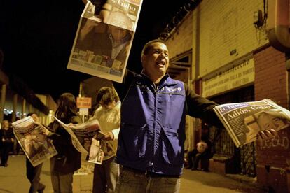 Un vendedor de periódicos de Bogotá anuncia la muerte del autor de 'Cien años de soledad' que ha sido portada en los principales rotativos del mundo.
