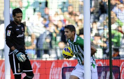Salva recoge el balón tras su gol.