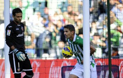 Salva recoge el bal&oacute;n tras su gol.