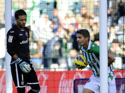 Salva recoge el bal&oacute;n tras su gol.