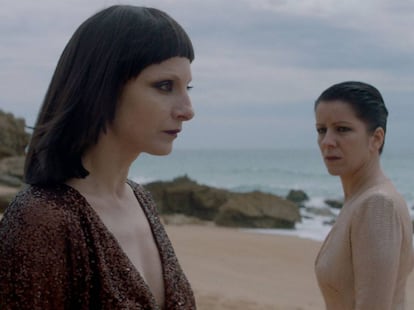 Najwa Nimri y Eva Llorach, en 'Quién te cantará'.