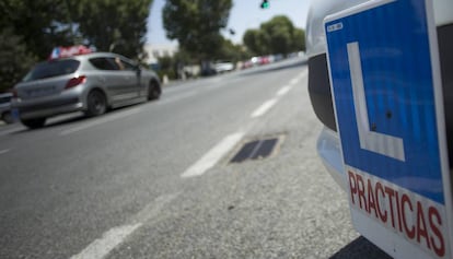 Detalle de una placa que identifica a conductores en prácticas. 