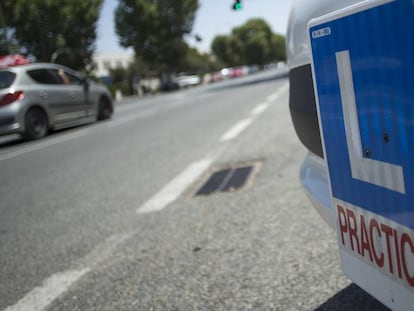 Detalle de una placa que identifica a conductores en prácticas. 