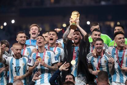 Messi y los jugadores de Argentina celebran el título de campeones del mundo, el 18 de diciembre de 2022 en Qatar. 
